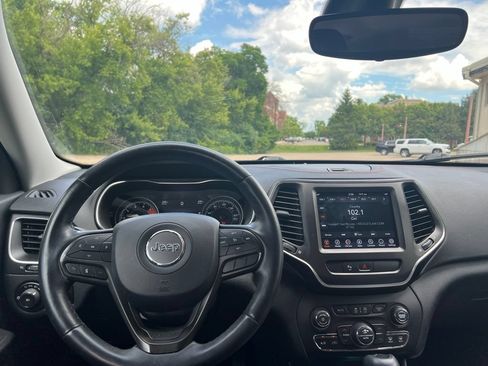 Used 2019 Jeep Cherokee Trailhawk w/ Cold Weather Group AWD/4WD image 15