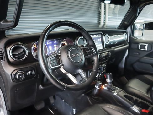 Used 2019 Jeep Wrangler Unlimited Sahara AWD/4WD image 17