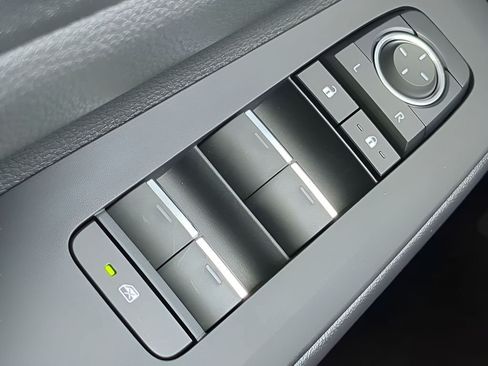 New 2025 Toyota Prius Plug-In Hybrid FWD image 24
