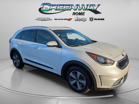 Used 2017 Kia Niro EX image 2