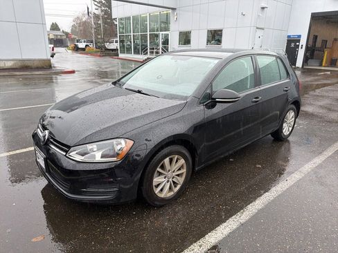 Used 2017 Volkswagen Golf 4-Door image 2