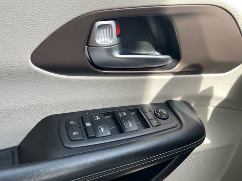 Used 2020 Chrysler Voyager Lxi image 24