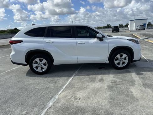 Used 2023 Toyota Highlander L FWD image 14