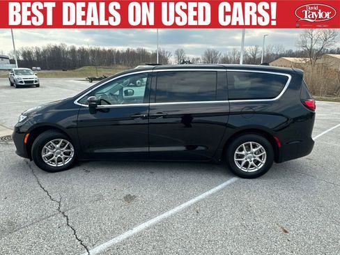 Used 2024 Chrysler Pacifica Touring-L FWD image 7