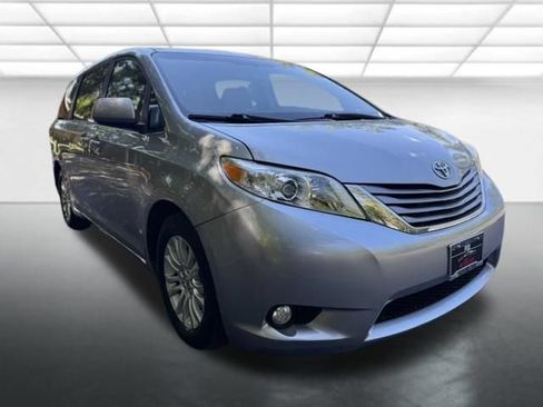 Used 2015 Toyota Sienna XLE w/ XLE Navigation Package FWD image 7