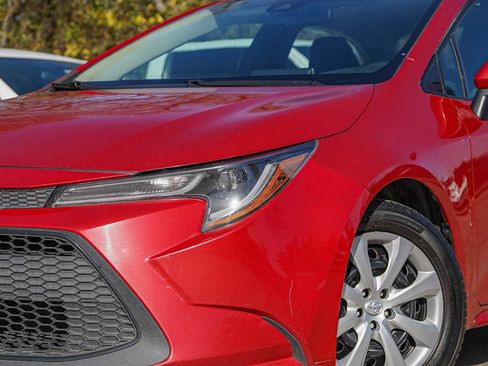 Used 2021 Toyota Corolla LE image 3