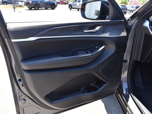 New 2025 Jeep Grand Cherokee Limited w/ Luxury Tech Group II RWD image 25