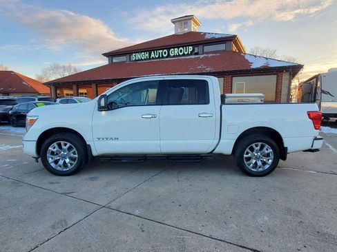 Used 2022 Nissan Titan SV w/ SV Convenience Package image 4