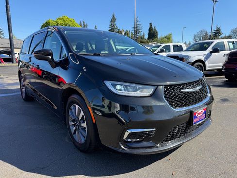 Used 2023 Chrysler Pacifica Touring-L image 10