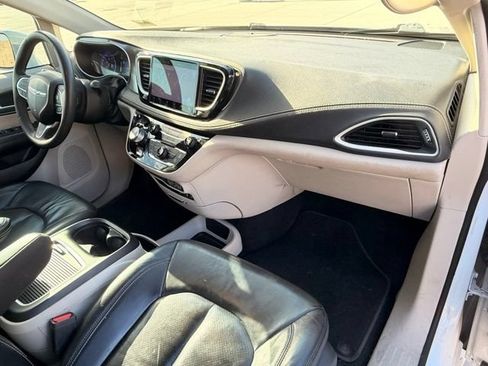 Used 2022 Chrysler Pacifica Touring-L FWD image 14