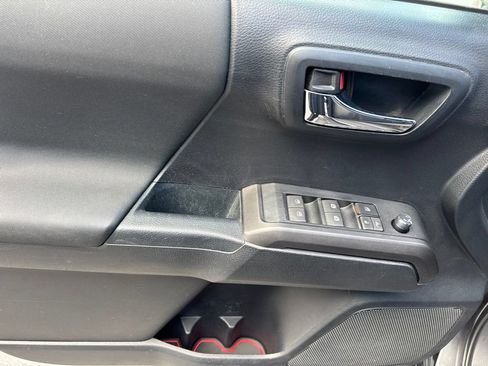 Used 2018 Toyota Tacoma TRD Sport AWD/4WD image 11