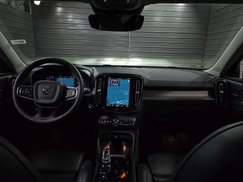 Used 2023 Volvo XC40 B5 Ultimate image 11