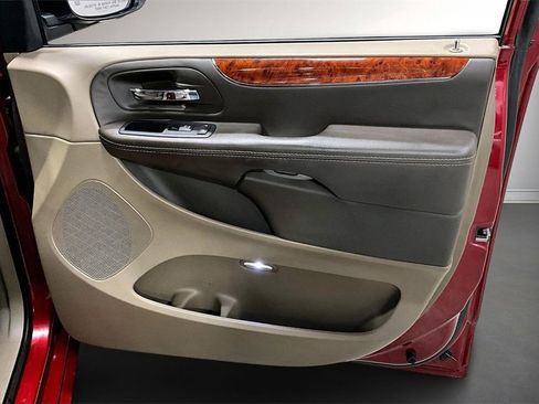 Used 2016 Chrysler Town & Country Touring-L image 29