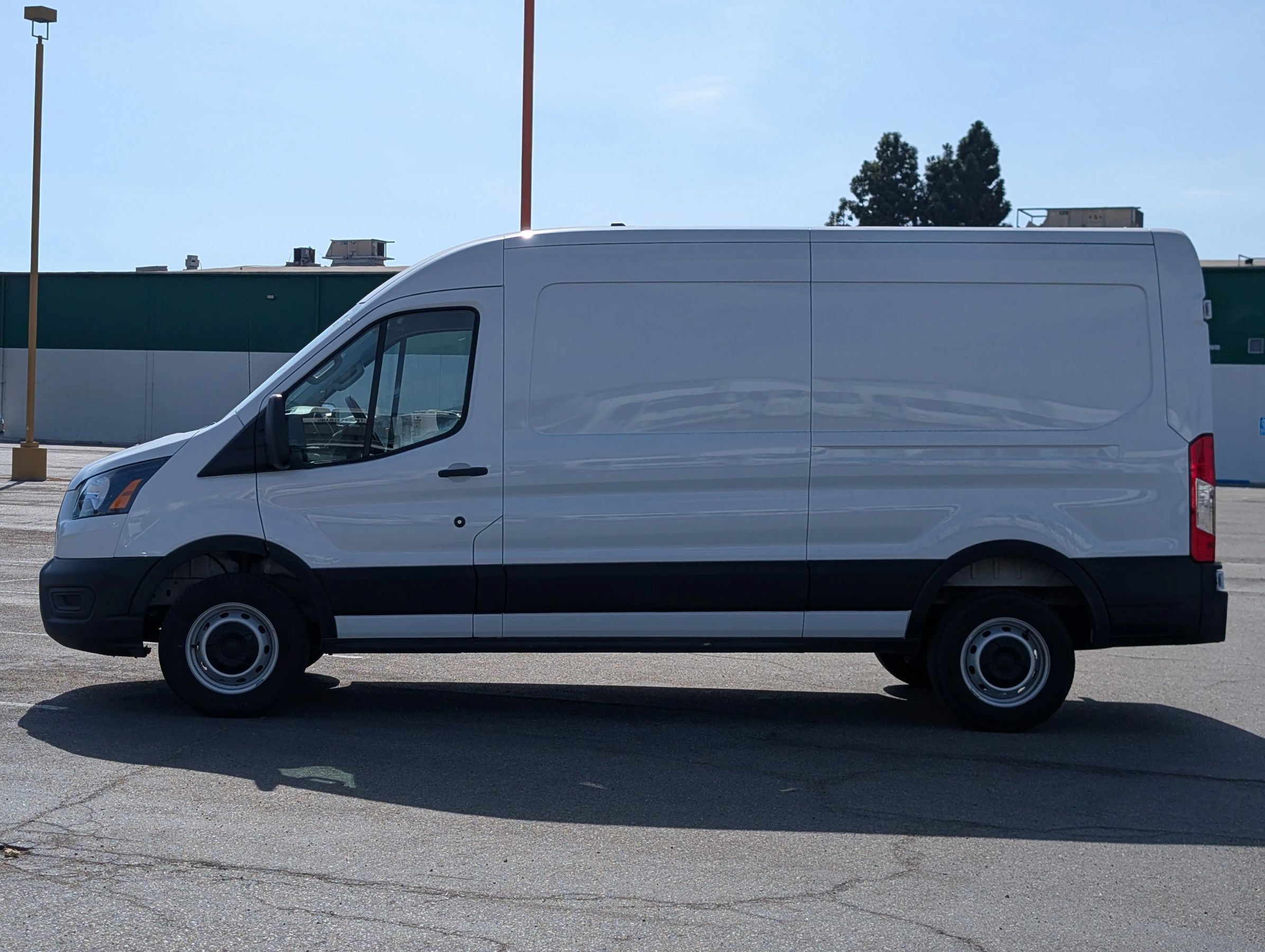 Used 2025 Ford Transit 250 148 Medium Roof RWD image 4