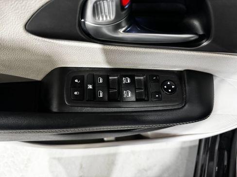 Used 2024 Chrysler Pacifica Touring-L FWD image 17