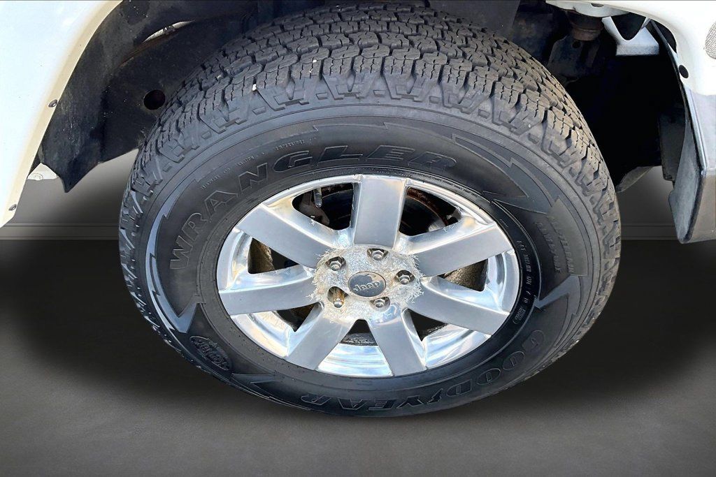 Used 2014 Jeep Wrangler Unlimited Sahara w/ Connectivity Group AWD/4WD image 30
