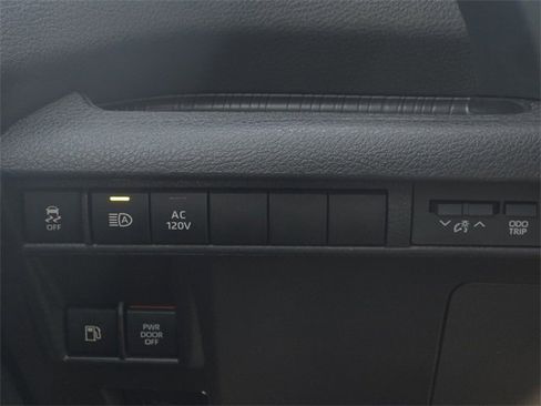 Used 2025 Toyota Sienna Limited image 27