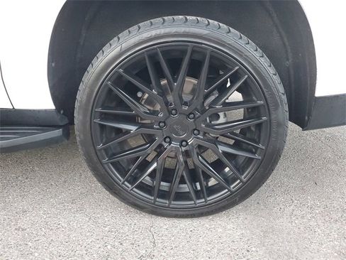 Used 2022 Chevrolet Suburban RST w/ Luxury Package image 23