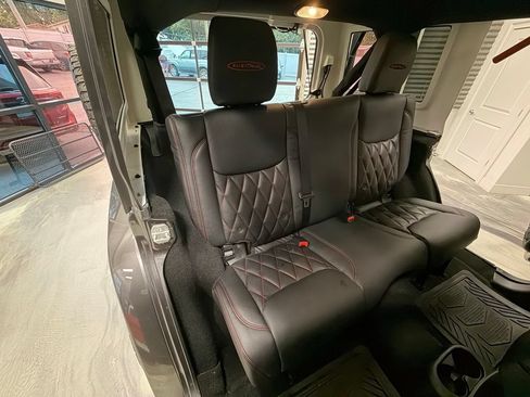 Used 2016 Jeep Wrangler Unlimited Rubicon w/ Connectivity Group AWD/4WD image 6