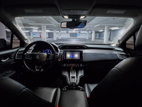 Certified 2018 Honda Clarity Touring image 3