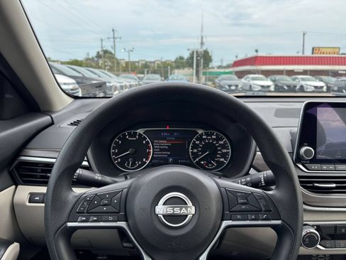 Used 2025 Nissan Altima 2.5 SV FWD image 34