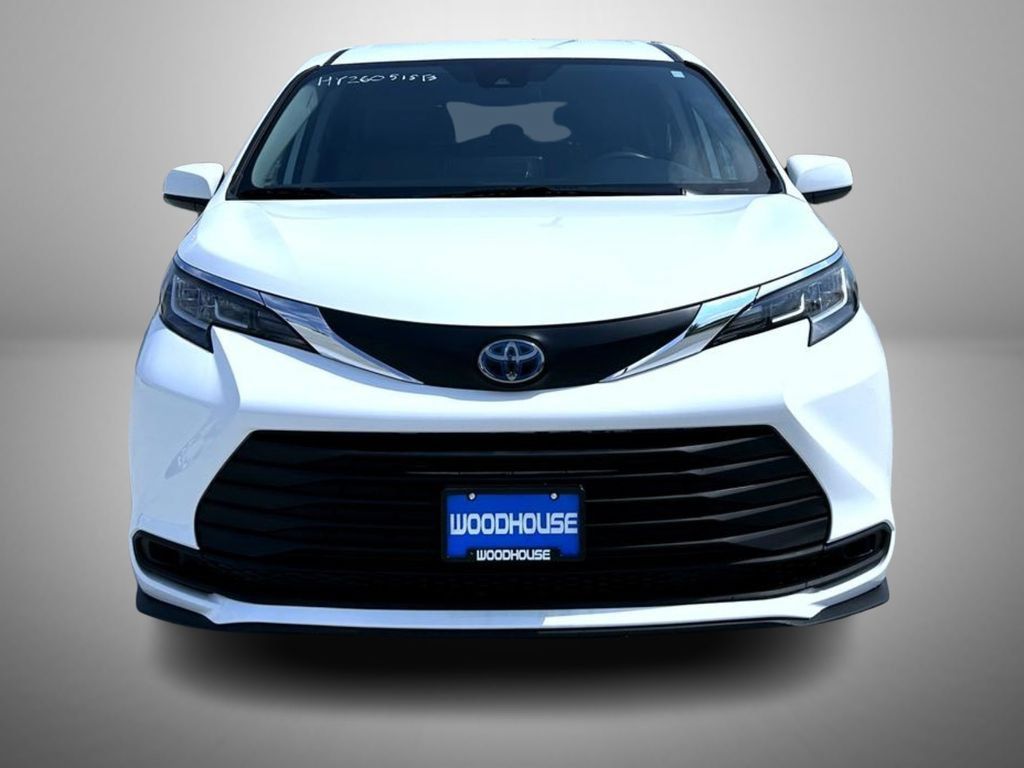 Used 2021 Toyota Sienna LE FWD image 2