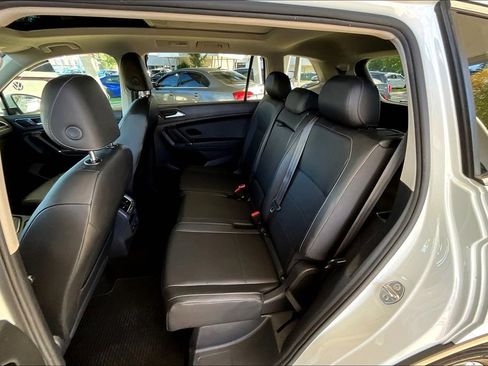 Used 2018 Volkswagen Tiguan SE w/ Panoramic Sunroof Package image 19