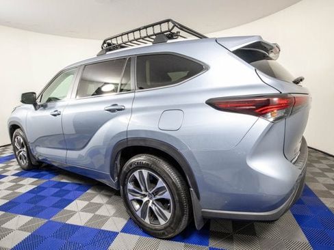 Used 2024 Toyota Highlander XLE FWD image 6