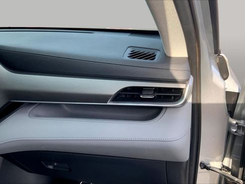 Used 2020 Toyota Highlander XLE FWD image 19