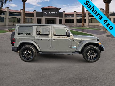 Used 2022 Jeep Wrangler Unlimited Sahara w/ Cold Weather Group image 9