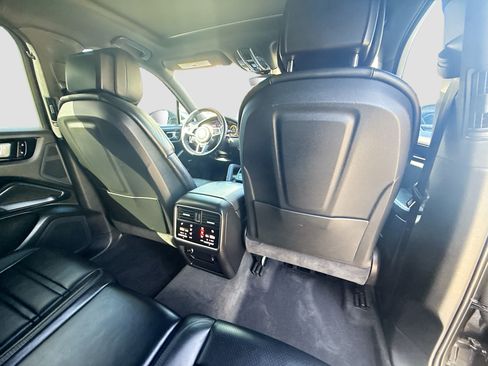 Used 2020 Porsche Cayenne AWD/4WD image 30