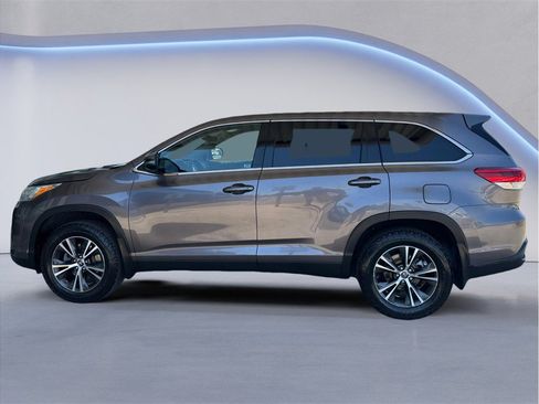 Used 2019 Toyota Highlander LE AWD/4WD image 3