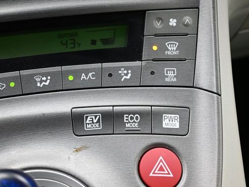 Used 2012 Toyota Prius Three w/ Solar Roof Pkg image 23