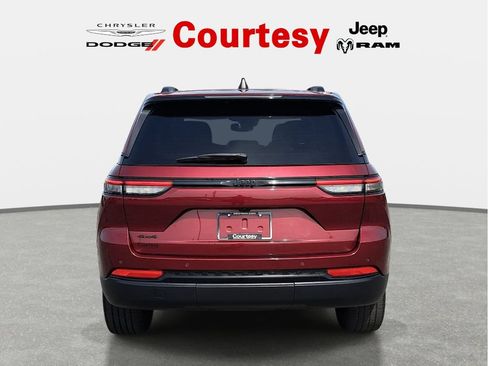 Certified 2023 Jeep Grand Cherokee Altitude AWD/4WD image 5