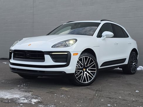 Certified 2025 Porsche Macan image 1