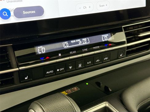 Certified 2025 Toyota Sienna XLE FWD image 27
