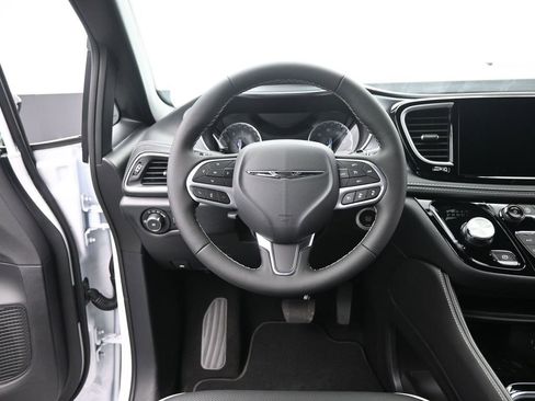 New 2026 Chrysler Pacifica Limited image 27