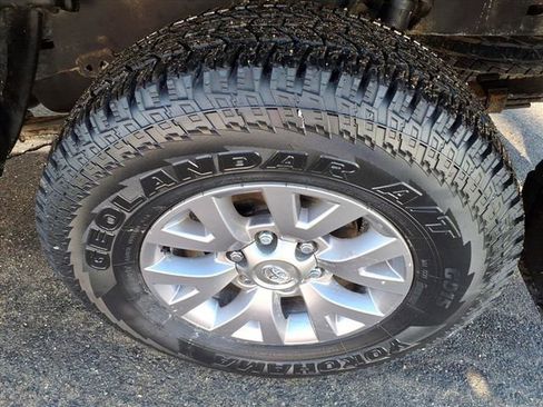 Used 2016 Toyota Tacoma SR5 w/ SR5 Appearance Package (SN) image 6