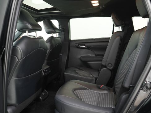 Used 2025 Toyota Highlander XSE AWD/4WD image 16