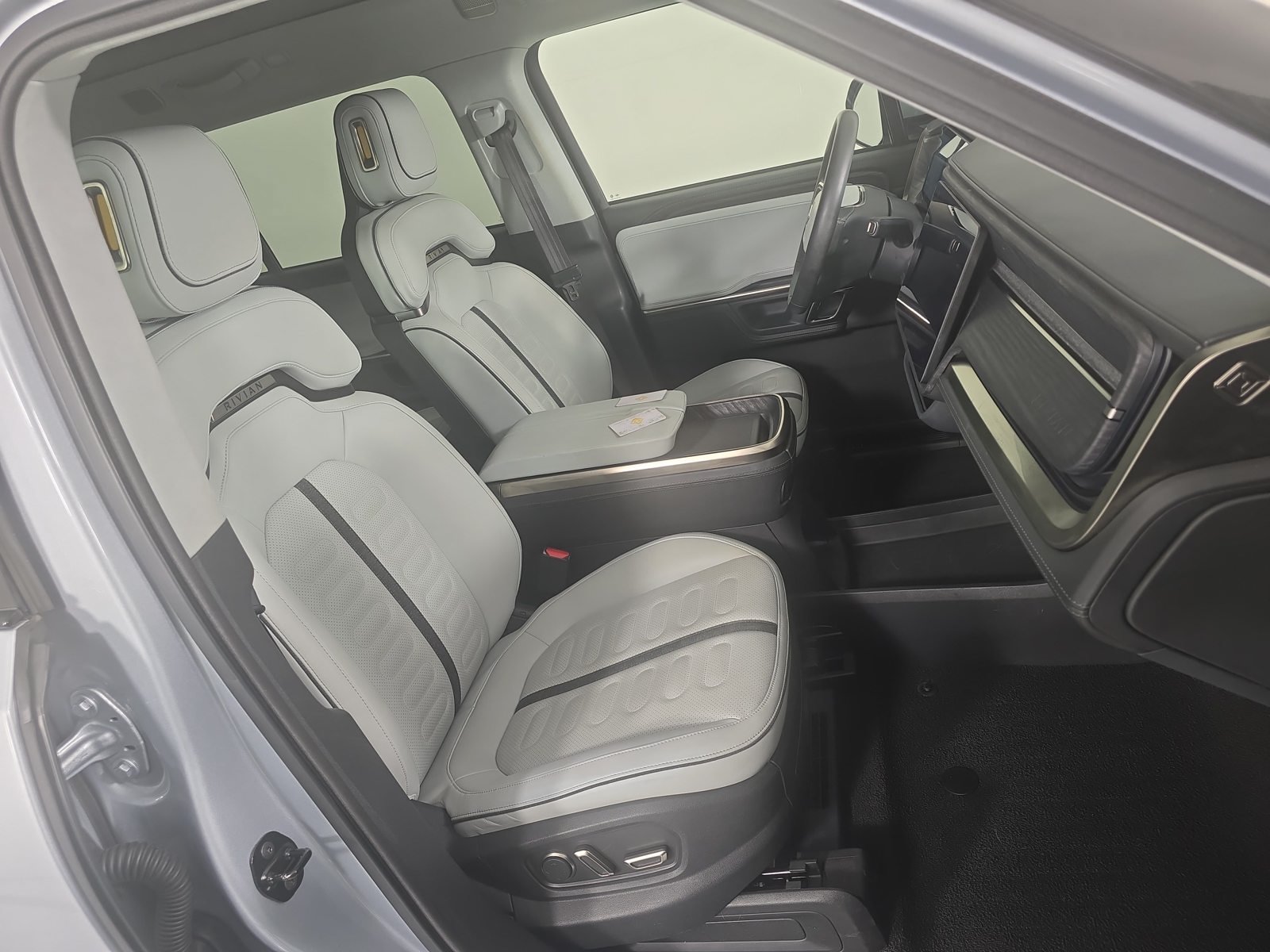 Used 2024 Rivian R1S Adventure Dual AWD/4WD image 24