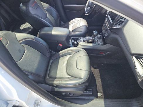 Used 2019 Jeep Cherokee Trailhawk AWD/4WD image 5