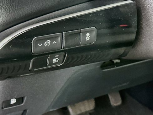 Used 2022 Toyota Prius L Eco FWD image 11