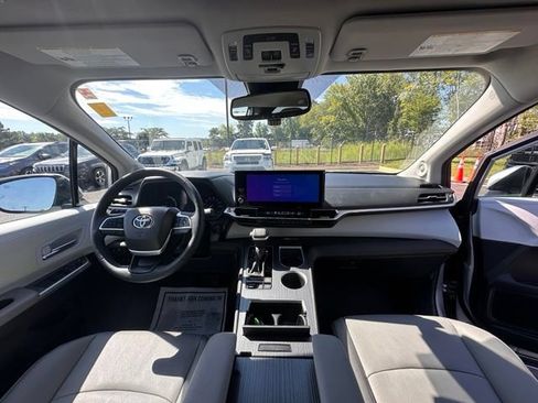 Used 2025 Toyota Sienna XLE w/ XLE Plus Package AWD/4WD image 2