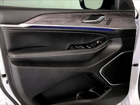 Used 2025 Jeep Grand Cherokee Overland w/ Trailer Tow Package image 21