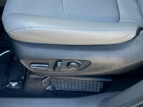 Used 2024 Toyota Sienna XLE FWD image 17