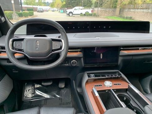 New 2026 Lincoln Navigator L Black Label AWD/4WD image 18