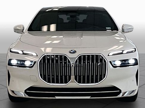 Used 2024 BMW i7 xDrive60 AWD/4WD image 3