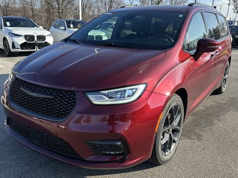 Used 2021 Chrysler Pacifica Touring-L w/ Uconnect Theater Family Group image 5