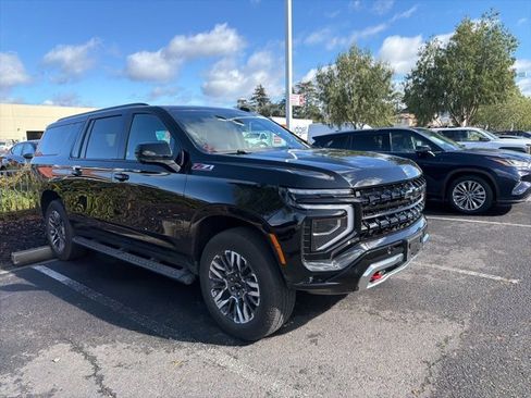 Used 2025 Chevrolet Suburban Z71 image 2