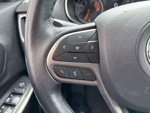 Used 2019 Jeep Cherokee Latitude Plus w/ Cold Weather Group AWD/4WD image 13